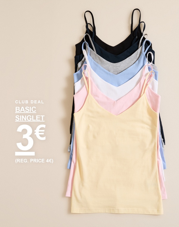 Twee vrouwen in denim shorts en tops, een wit T-shirt en een lichtgrijze top. Campagnetekst: 'CLUB DEAL, SHORTS, 13€ (NORMALE PRIJS 15-20€)'.