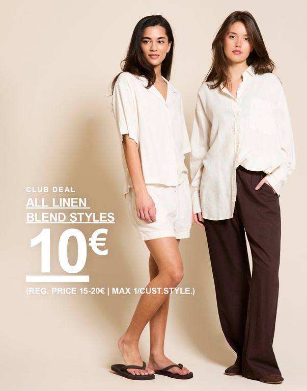 Gebreide vesten in grijs, bruin, lichtroze, offwhite en lichtblauw. Campagnetekst: 'CLUB DEAL, BREIGOED, 15€ (NORMALE PRIJS 15-20€)'.
