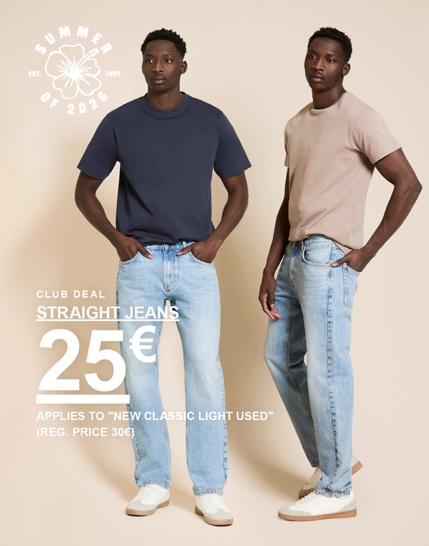 Kaksi mallia vaaleissa straight-farkuissa ja t-paidoissa beigeä taustaa vasten. Kampanjahinta 25 € New Classic Light Used -farkuista (norm. 30 €).