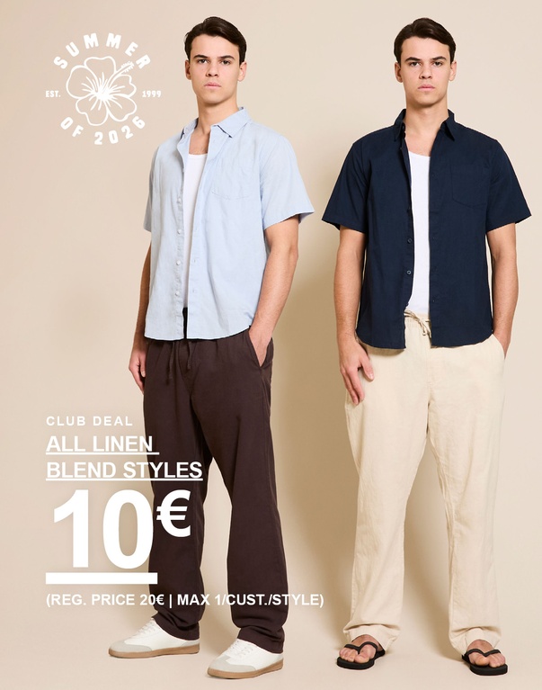 Twee mannen in outfits van linnenmix – lichtblauwe en donkerblauwe korte mouwen overhemden met lichte broeken voor een beige achtergrond. CLUB DEAL. ALL LINEN BLEND STYLES 10€ (REG. PRICE 20€ | MAX 1/CUST./STYLE)