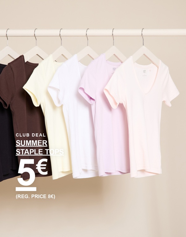 T-paidat väreissä ruskea, vaaleankeltainen, valkoinen, vaaleanpunainen ja vaalea beige vaateripustimissa. Kampanjateksti: 'CLUB DEAL, SUMMER STAPLE TOPS, 5€ (OVH 8€)'.