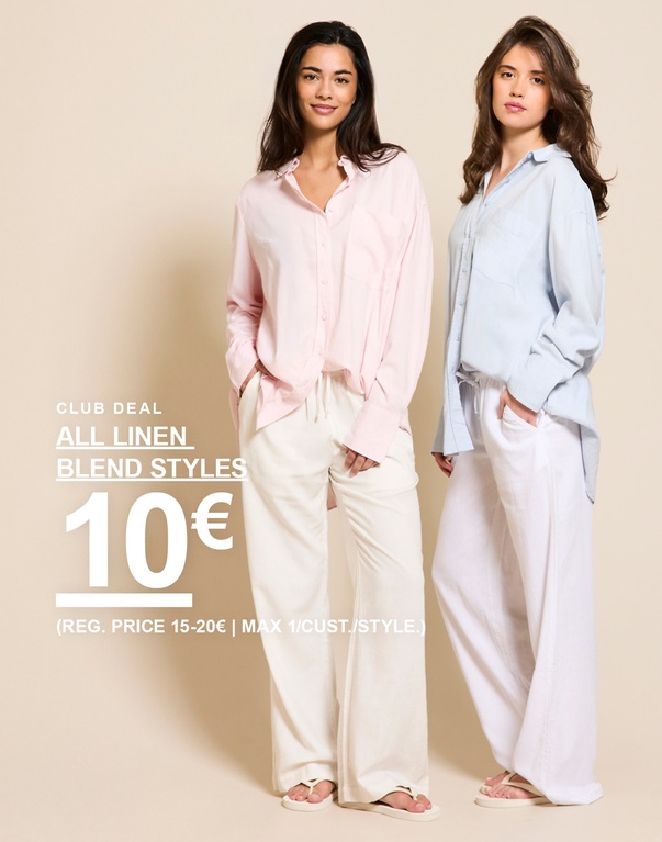 Zwei Mädchen in Leinenmix-Hemden und Hosen, eine in einem hellrosa Hemd und cremeweißen Hosen und eine in einem hellblauen Hemd und weißen Hosen. Kampagnentext: "CLUB DEAL, ALLE LEINENMIX-STYLES, 10€ (UVP 15-20€ | MAX. 1 PRO KUNDE/STIL.)"