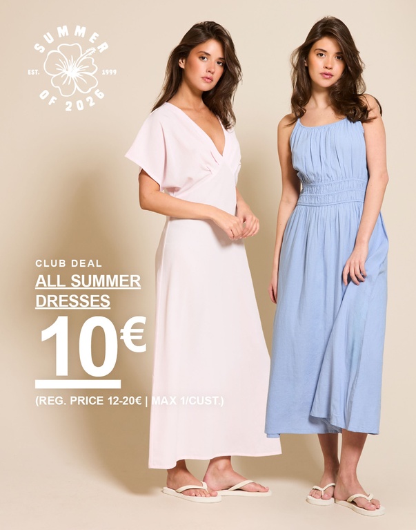 Zwei Mädchen in langen Sommerkleidern, eine in einem hellrosa Wickelkleid und eine in einem hellblauen Kleid mit Smokdetails. Kampagnentext: "CLUB DEAL, ALLE SOMMERKLEIDER, 10€ (UVP 12-20€ max 1/kunde)