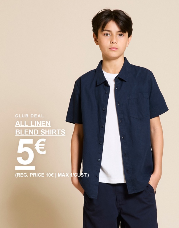 Ein Kind in einem dunkelblauen Leinenmix-Hemd und Shorts vor hellem Hintergrund. CLUB DEAL ALL LINEN BLEND SHIRTS 5€ (REG. PRICE 10€ | MAX 1/CUST.)
