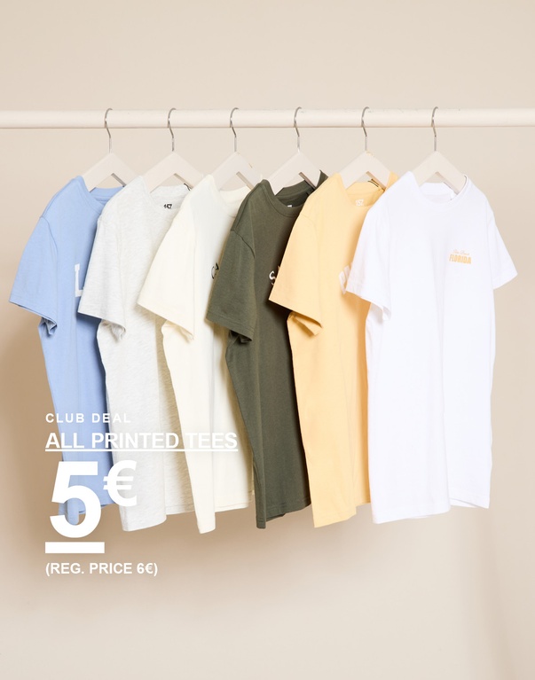 Sechs bedruckte T-Shirts in Blau, Grau, Weiß, Grün, Gelb und Weiß auf Kleiderbügeln vor hellem Hintergrund. CLUB DEAL ALL PRINTED TEES 5€ (REG. PRICE 6€)