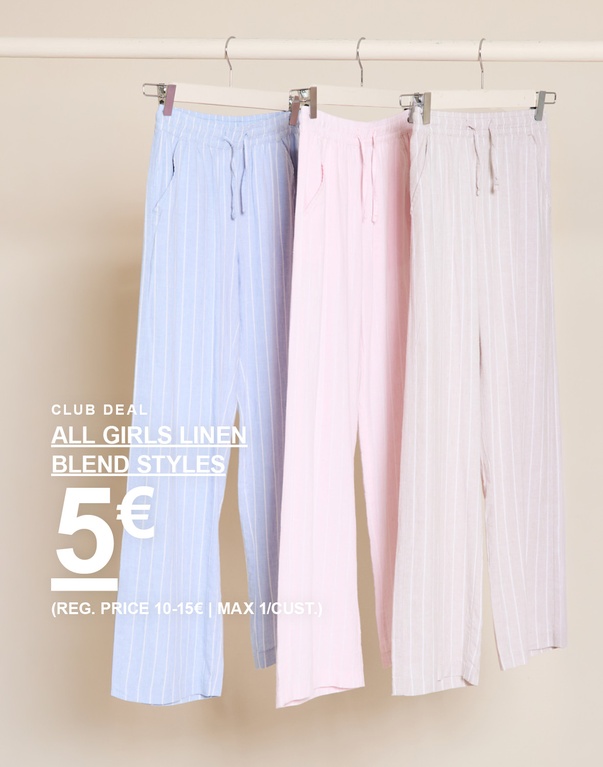 Drei gestreifte Leinenmix-Hosen in Blau, Rosa und Weiß auf Kleiderbügeln vor hellem Hintergrund. CLUB DEAL ALL GIRLS LINEN BLEND STYLES 5€ (REG. PRICE 10-15€ | MAX 1/CUST.)