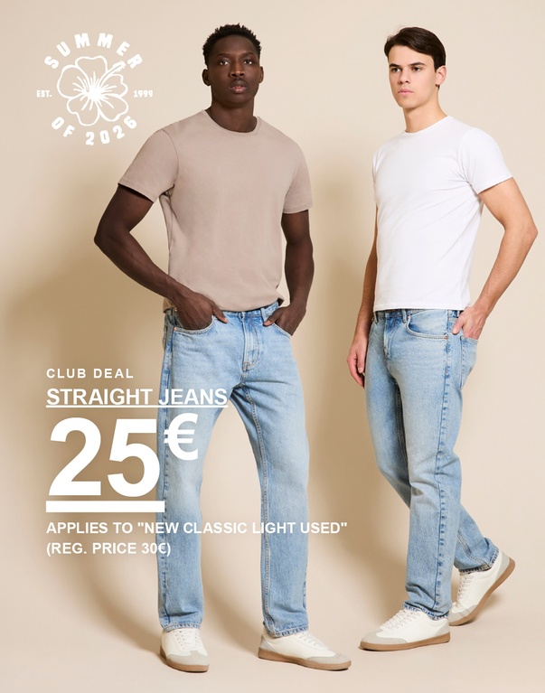 Zwei Männer in hellen Straight-Jeans und einfarbigen T-Shirts posieren vor beigem Hintergrund. Kampagnentext: „CLUB DEAL, STRAIGHT JEANS, 25€ (REGULÄRER PREIS 30€ Gilt für „New Classic Light Used“)“