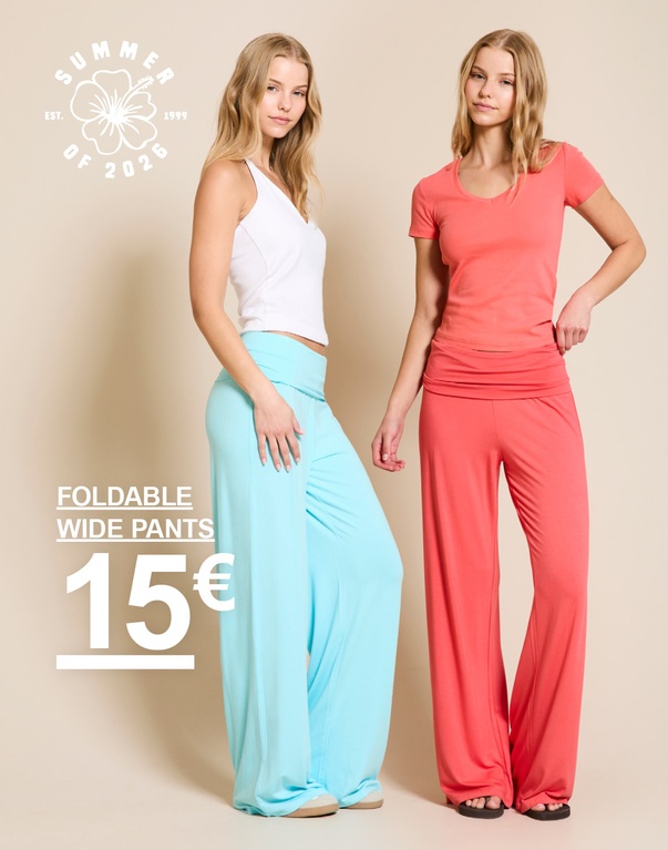Drei Mädchen in Foldable Wide Pants, eine türkisfarbene, eine pfirsichfarbene und eine apricotfarbene Hose. Kampagnentext: "FOLDABLE WIDE PANTS, 15€".