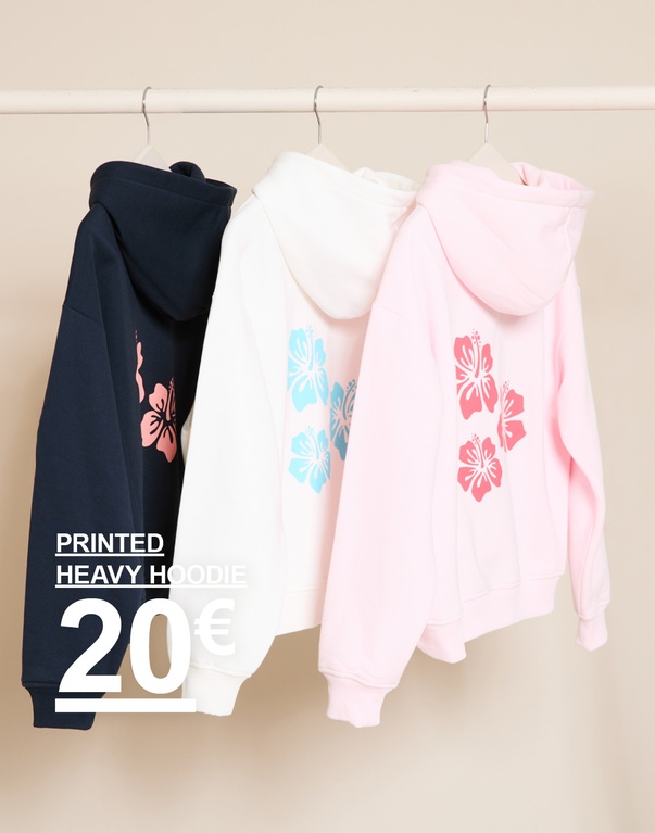Drei Printed Heavy Hoodies auf Kleiderbügeln, ein marineblauer, ein weißer und ein hellrosa Hoodie mit Blumenprint. Kampagnentext: "PRINTED HEAVY HOODIE, 20€".