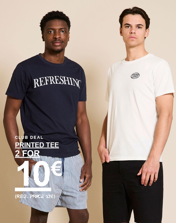 Zwei Männer in T-Shirts und Shorts – dunkelblaues und weißes T-Shirt mit gestreiften und schwarzen Shorts vor beigem Hintergrund. CLUB DEAL. PRINTED TEE 2 FOR 10€ (REG. PRICE 12€)