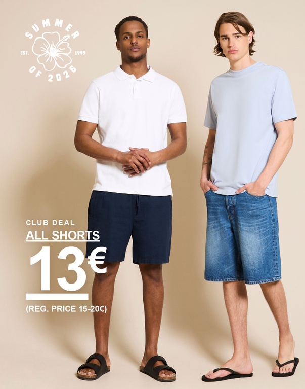 Zwei Männer in T-Shirts und Shorts – weißes Poloshirt mit dunkelblauen Shorts und hellblaues T-Shirt mit Jeansshorts vor beigem Hintergrund. CLUB DEAL. ALL SHORTS 13€ (REG. PRICE 15-20€)