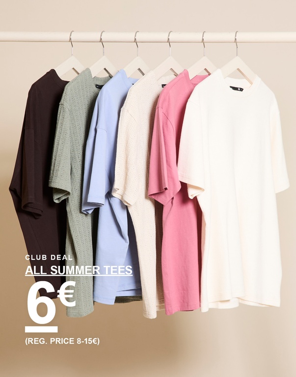 Sommeroberteile auf Kleiderbügeln – dunkelbraunes, grünes, hellblaues, beiges, rosa und weißes T-Shirt vor beigem Hintergrund. CLUB DEAL. ALL SUMMER TEES 6€ (REG. PRICE 8-15€)