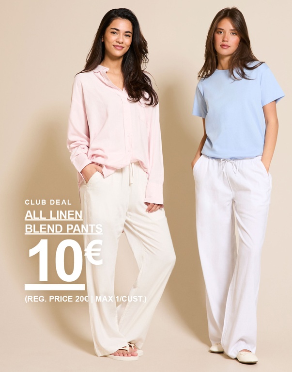 Zwei Mädchen in Hosen aus Leinenmischung, eine mit hellrosa Hemdbluse und eine mit hellblauem T-Shirt. Kampagnentext: „CLUB DEAL, ALL LINEN BLEND PANTS 10€ (UVP 20€, MAX. 1 PRO KUNDE)“.
