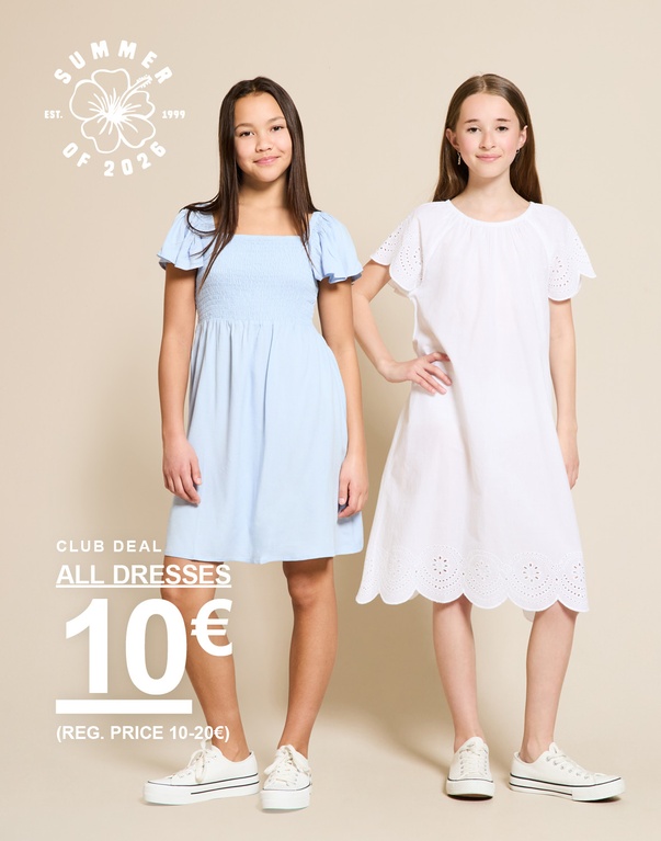 Drei Mädchen tragen Kleider in Hellblau, Weiß und Hellrosa vor hellem Hintergrund. SUMMER OF 2026. CLUB DEAL ALL DRESSES 10€ (REG. PRICE 10-20€)