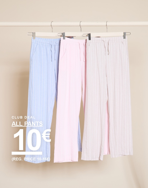 Drei gestreifte Hosen in Hellblau, Rosa und Beige hängen an Kleiderbügeln vor hellem Hintergrund. CLUB DEAL ALL PANTS 10€ (REG. PRICE 10-15€)