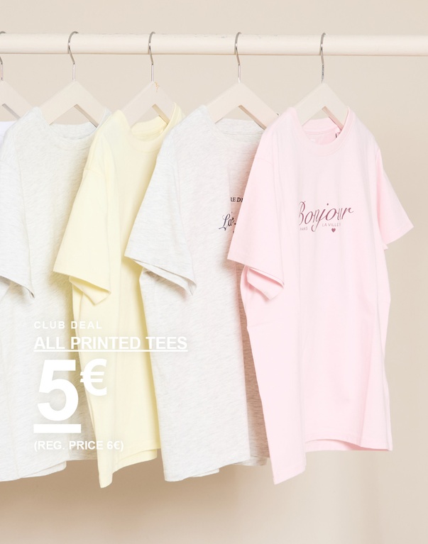 Sechs T-Shirts mit Print in Hellblau, Weiß, Grau, Gelb und Rosa hängen an Kleiderbügeln vor hellem Hintergrund. CLUB DEAL ALL PRINTED TEES 5€ (REG. PRICE 6€)