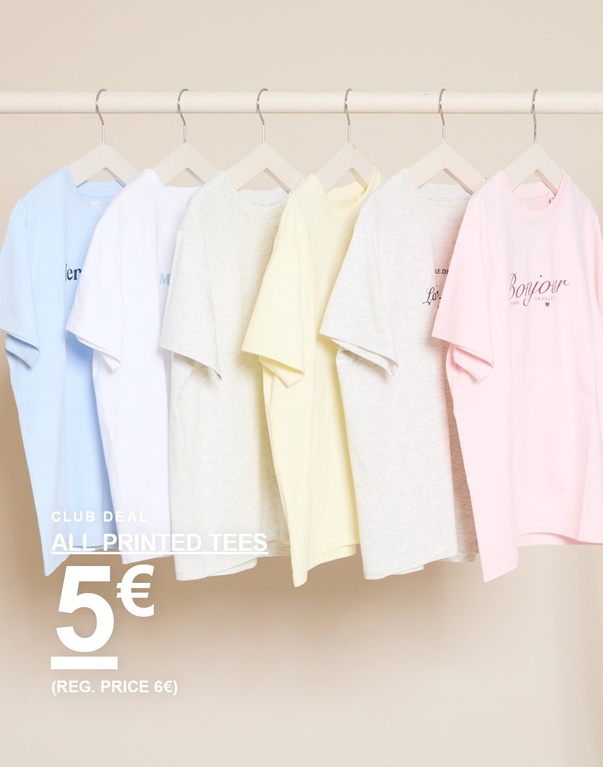 Sechs bedruckte T-Shirts in Hellblau, Weiß, Grau, Gelb und Rosa hängen auf Kleiderbügeln vor hellem Hintergrund. CLUB DEAL ALL PRINTED TEES 5€ (REG. PRICE 6€)