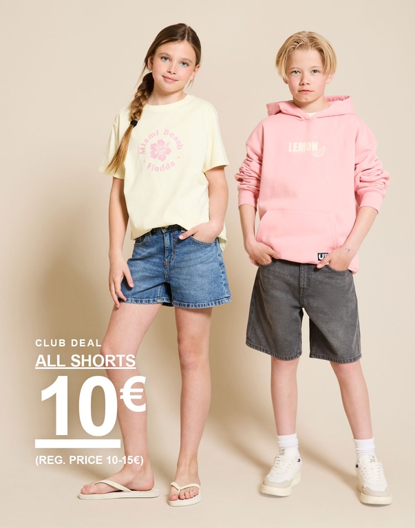Zwei Kinder tragen sommerliche Outfits mit Jeansshorts, einem gelben T-Shirt und einem rosafarbenen Hoodie vor hellem Hintergrund. CLUB DEAL ALL SHORTS 10€ (REG. PRICE 10-15€)