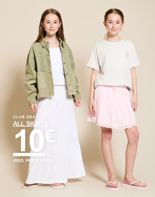 Zwei Mädchen tragen helle Sommeroutfits mit einem langen weißen Rock und einem rosafarbenen Rock vor hellem Hintergrund. SUMMER OF 2026. CLUB DEAL ALL SKIRTS 10€ (REG. PRICE 12-15€)