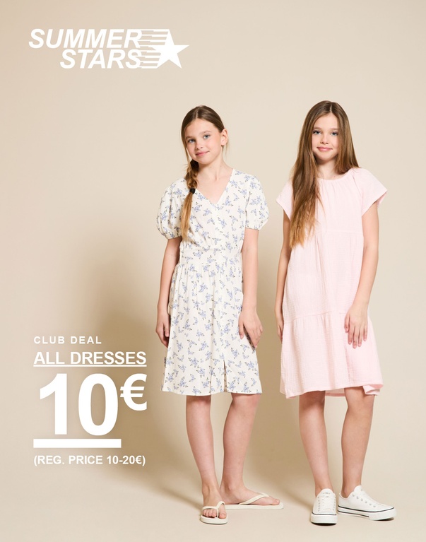 Drei Mädchen stehen vor hellem Hintergrund und tragen Kleider in Gelb, Weiß mit Blumenmuster und Hellrosa. CLUB DEAL ALL DRESSES 10€ (REG. PRICE 10-20€)
