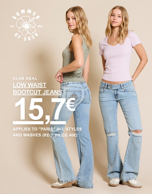 Zwei Mädchen in Y2K-Jeans, eine in dunkler Waschung und eine in heller Waschung, kombiniert mit einem weißen Top und einem hellrosa T-Shirt. Kampagnentext: „CLUB DEAL, Y2K JEANS 30€ (UVP 40€)“.
