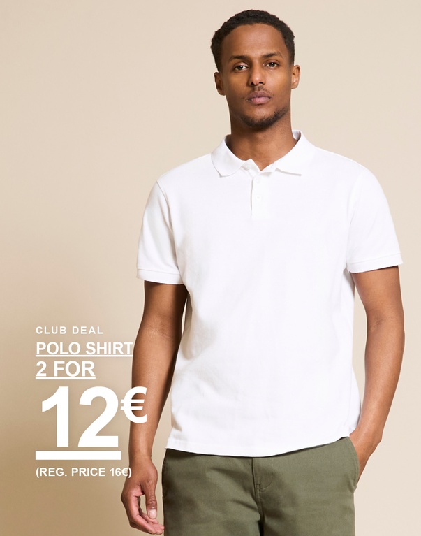 Mann in weißem Poloshirt und grüner Hose vor beigem Hintergrund. CLUB DEAL. POLO SHIRT 2 FOR 12€ (REG. PRICE 16€)