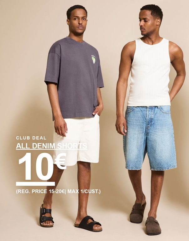 Zwei Männer in Denim-Shorts – dunkelgraues T-Shirt, weißes Tanktop, weiße und hellblaue Shorts vor beigem Hintergrund. CLUB DEAL. ALL DENIM SHORTS 10€ (REG. PRICE 15-20€ | MAX 1/CUST.)