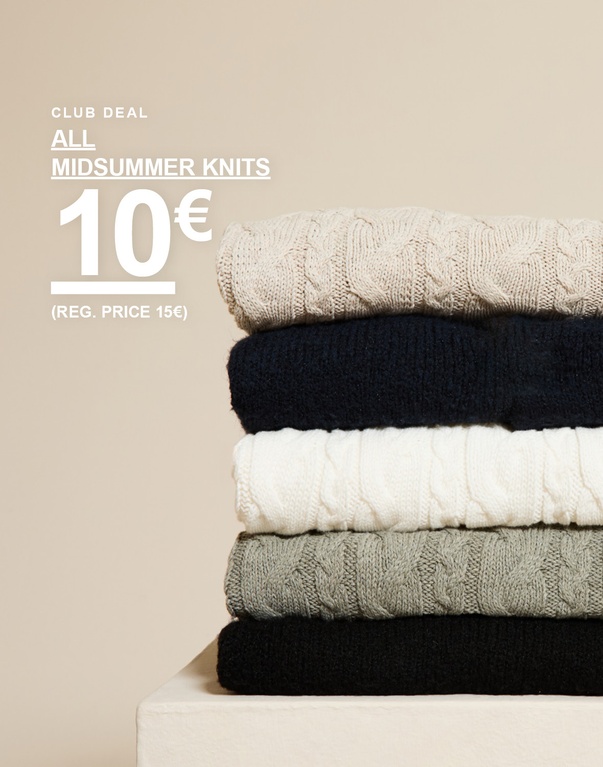 Stapel aus Zopfstrick-Pullovern in Beige, Dunkelblau, Weiß und Grün vor beigem Hintergrund. CLUB DEAL. ALL MIDSUMMER KNITS 10€ (REG. PRICE 15€)