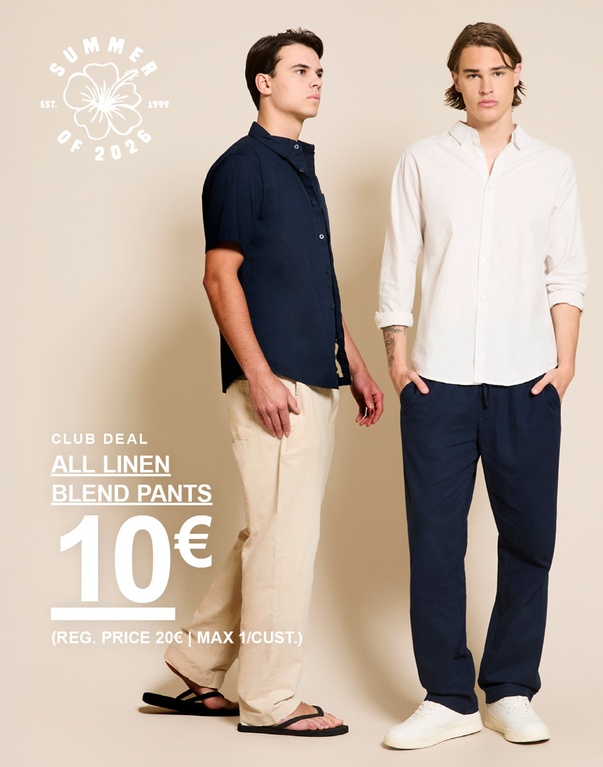 Zwei Männer in Hemden und Hosen aus Leinenmischung in Beige, Weiß und Dunkelblau vor beigem Hintergrund. CLUB DEAL. ALL LINEN BLEND PANTS 10€ (REG. PRICE 20€ | MAX 1/CUST.)