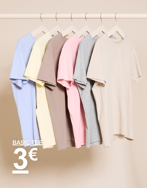 Sechs einfarbige T-Shirts in Hellblau, Gelb, Beige, Rosa, Grau und Off-White auf Kleiderbügeln vor beigem Hintergrund. BASIC TEE 3€