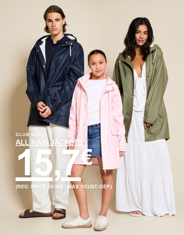 Ein Mann, eine Frau und ein Mädchen in Regenjacken, eine dunkelblaue, eine olivgrüne und eine hellrosa. Kampagnentext: "SWEDISH MIDSUMMER. CLUB DEAL, ALLE REGENJACKEN, 15,7€ (UVP 20-30€). MAX. 1/KUNDE."