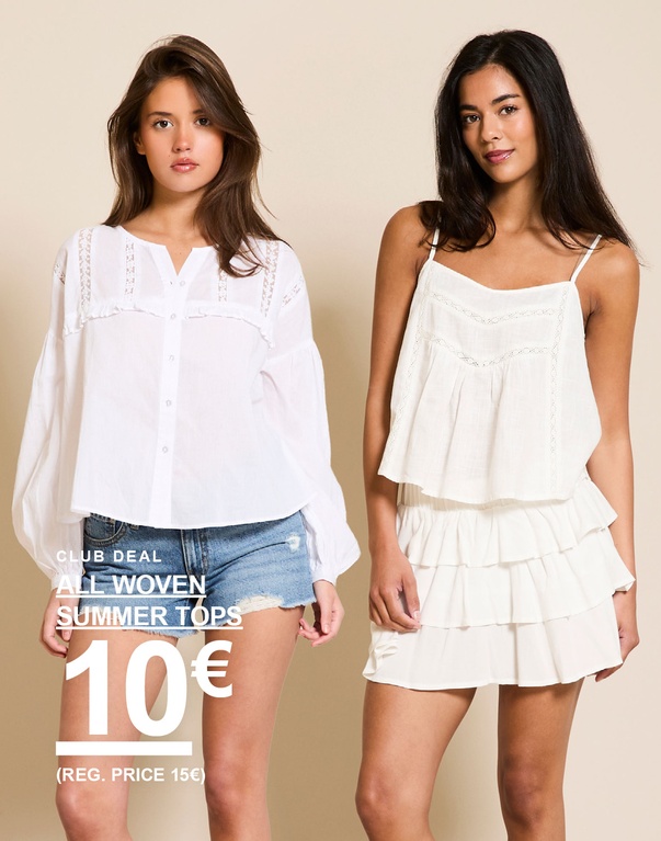 Zwei Frauen in weißen Sommertops, eine langärmelige Bluse und ein Trägertop. Kampagnentext: "SUMMER OF 2026. CLUB DEAL, ALLE WOEN TOPS FÜR DAMEN, 10€ (UVP 15€)."