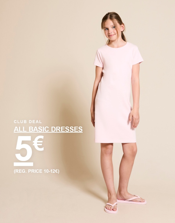 Mädchen steht vor einem hellen Hintergrund und trägt ein hellrosa Basic-Kleid mit passenden Flip-Flops. CLUB DEAL ALL BASIC DRESSES 5€ (REG. PRICE 10-12€)  Sommer-Shorts