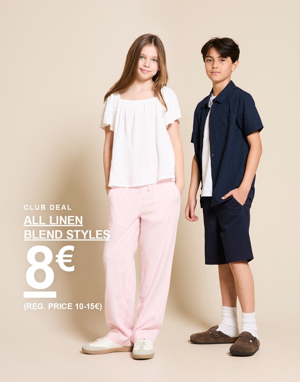 Zwei Kinder stehen vor einem hellen Hintergrund. Das Mädchen trägt ein weißes Oberteil und hellrosa Hose, der Junge ein dunkelblaues Leinenmischungshemd mit passender Shorts. CLUB DEAL ALLE LEINENMISCHUNGSSTYLES 8 € (REGULÄRER PREIS 10–15 €)