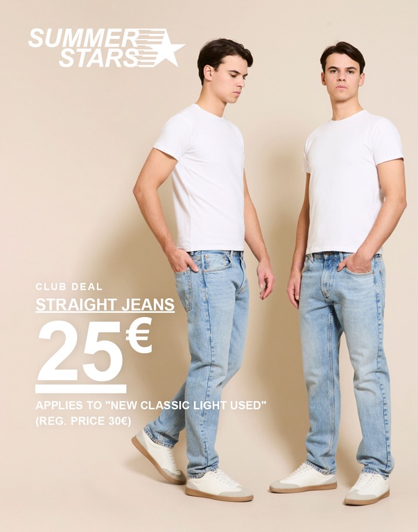 Zwei Männer in hellen Straight-Jeans und einfarbigen T-Shirts posieren vor beigem Hintergrund. Kampagnentext: „CLUB DEAL, STRAIGHT JEANS, 25€ (REGULÄRER PREIS 30€ Gilt für „New Classic Light Used“)“