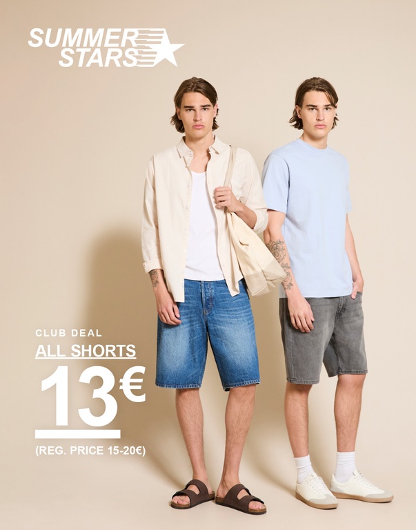 Drei Männer in Sommerkleidung mit Shorts in Weiß, Denim und Grau sowie hellen Oberteilen. SUMMER STARS. CLUB DEAL. ALL SHORTS 13€ (REG. PRICE 15-20€)