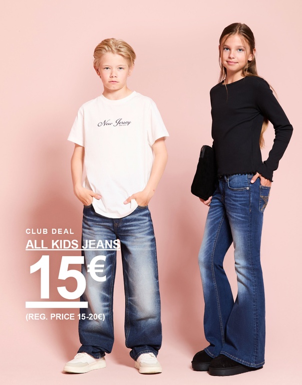 Zwei Kinder tragen Jeans aus der Back-to-School-Kollektion. Club Deal: alle Kinderjeans 15 €. Regulärer Preis: 15–20 €.