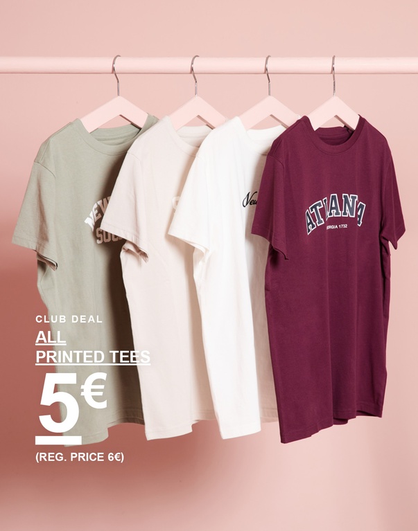 Vier T-Shirts mit Print hängen auf Kleiderbügeln. Club Deal: alle Print-T-Shirts 5 €. Regulärer Preis: 6 €.