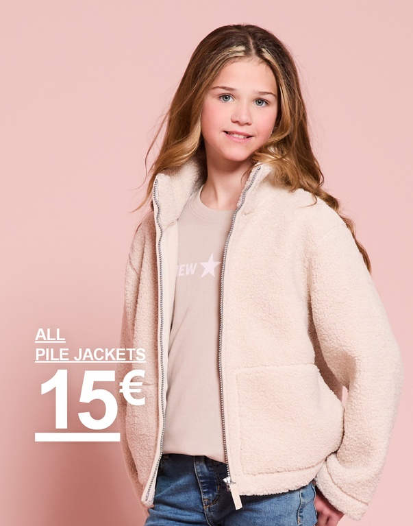 Ein Kind trägt eine helle Teddyjacke. Alle Teddyjacken 15 €.