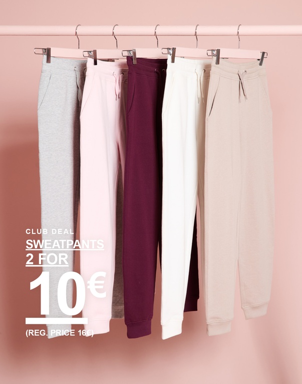 Fünf Sweatpants in verschiedenen Farben hängen auf Kleiderbügeln. Club Deal: 2 Sweatpants für 10 €. Regulärer Preis: 16 €.