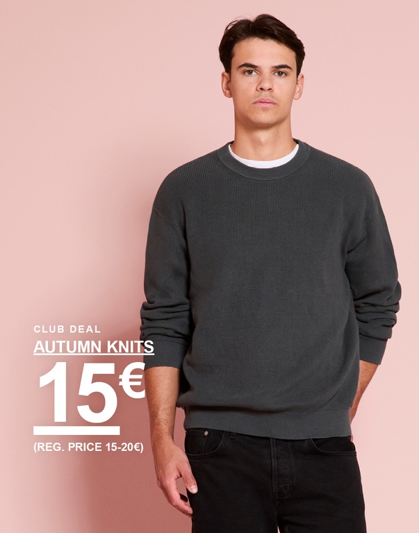 Mann in dunkelgrauem Strickpullover und schwarzen Jeans. Kampagnentext: „CLUB DEAL – AUTUMN KNITS 15€ (UVP 15–20€)“