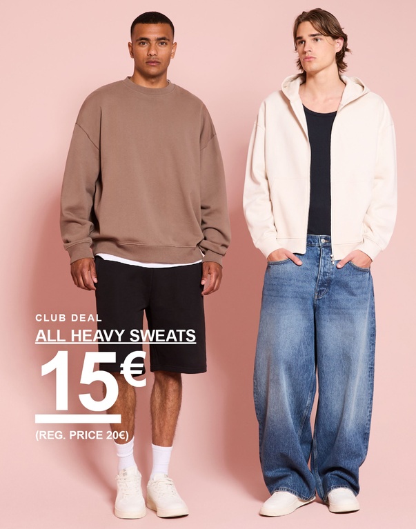 Zwei Männer in einem beigen Heavy-Sweatshirt bzw. einem Offwhite Heavy-Hoodie, kombiniert mit Jeans und schwarzen Hosen. Kampagnentext: „CLUB DEAL – ALL HEAVY SWEATS 15€ (UVP 20€)“