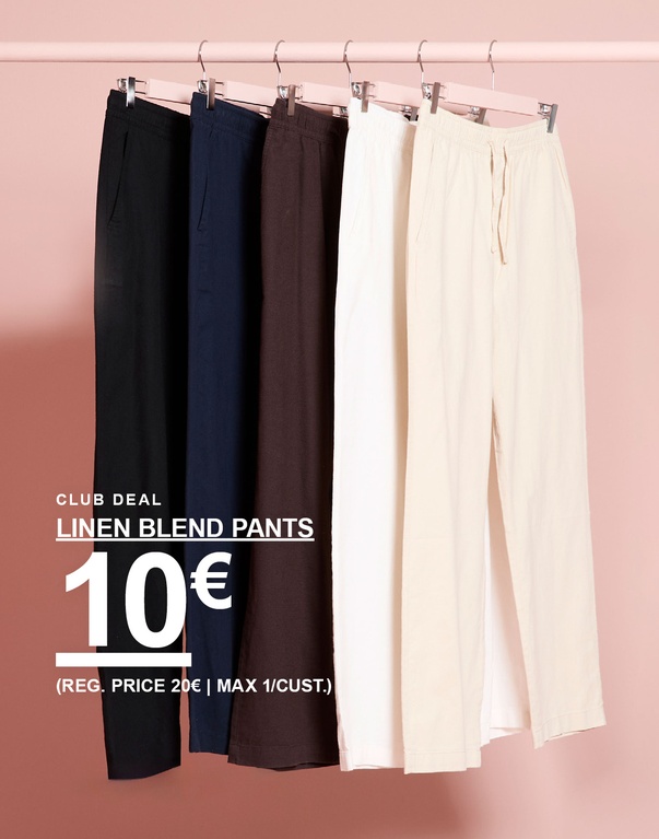 Fünf Leinenmischhosen auf Kleiderbügeln in Schwarz, Dunkelblau, Dunkelbraun, Weiß und Offwhite. Kampagnentext: „CLUB DEAL – LINEN BLEND PANTS 10€ (UVP 20€ | MAX. 1/KUNDE)“