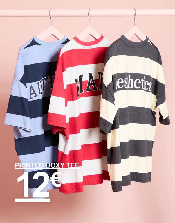 Drei gestreifte Printed-Boxy-T-Shirts auf Kleiderbügeln in Hellblau/Dunkelblau, Rot/Weiß und Dunkelgrau/Offwhite. Kampagnentext: „PRINTED BOXY TEE 12€“