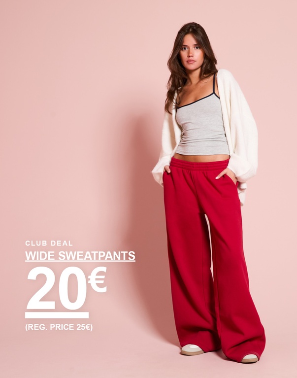 Frau in grauem Top, weißer Strickjacke und roten Sweatpants. Kampagnentext: „CLUB DEAL – WIDE SWEATPANTS 20€ (UVP 25€)“