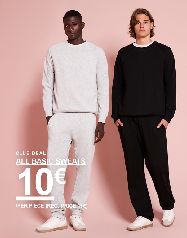 Zwei Männer in grauen und schwarzen Sweat-Looks. Kampagnentext: "CLUB DEAL ALL BASIC SWEATS 10€ /PER PIECE (REG. PRICE 15€)"