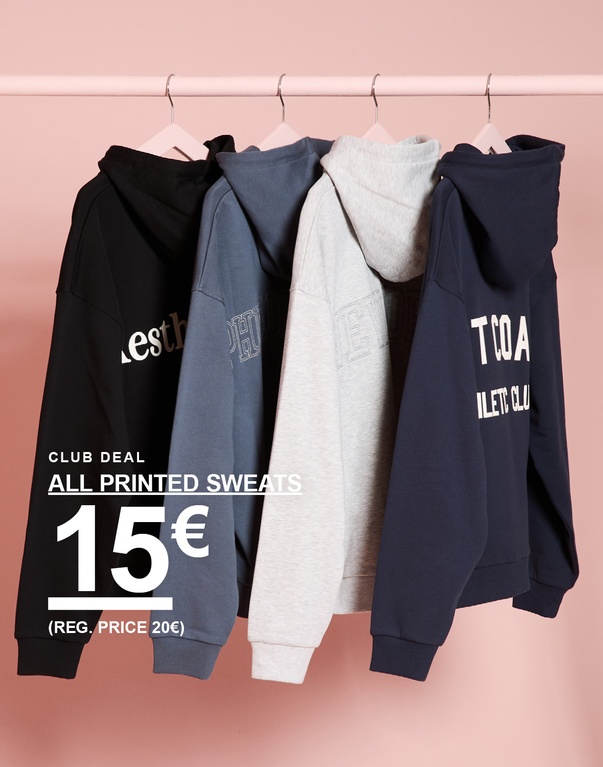 Vier Hoodies mit Print in Schwarz, Blau, Grau und Dunkelblau. Kampagnentext: "CLUB DEAL ALL PRINTED SWEATS 15€ (REG. PRICE 20€)"