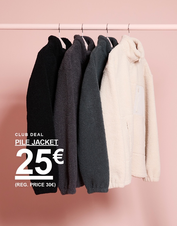 Pile-Jacken in vier Farben. Kampagnentext: "CLUB DEAL PILE JACKET 25€ (REG. PRICE 30€)"