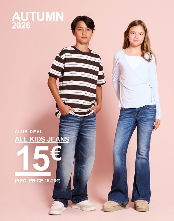 Drei Kinder tragen Jeans in verschiedenen Waschungen und Passformen. AUTUMN 2026 – CLUB DEAL – ALL KIDS JEANS 15 € (REG. PRICE 15–20 €).