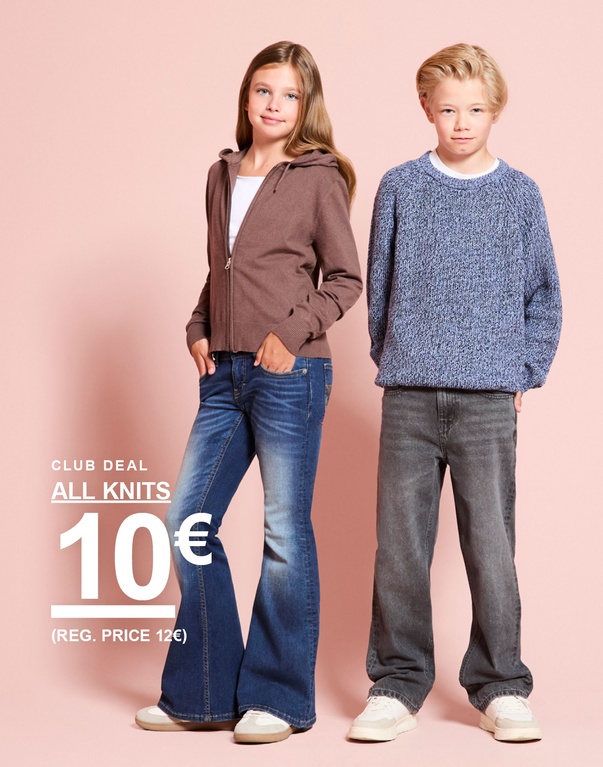 Zwei Kinder tragen Strickmode in Braun und Blau. CLUB DEAL – ALL KNITS 10 € (REG. PRICE 12 €).
